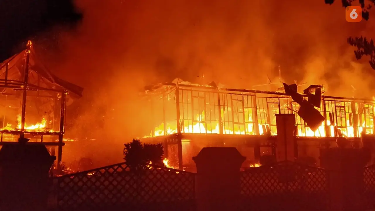 Rumah adat kerajaan bone kebakaran (Liputan6.com/Fauzan)