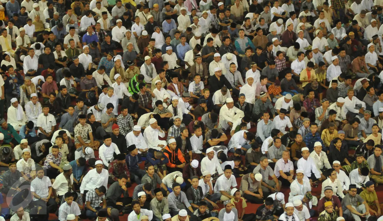 Umat muslim mendengarkan khotbah usai melaksanakan salat Idul Adha 1437 H di Masjid Istiqlal, Jakarta, Senin (12/9). Momentum salat Idul Adha di Istiqlal kali ini berjalan tanpa kehadiran Presiden Jokowi & Wapres Jusuf Kalla (Liputan6.com/Gempur M Surya)