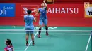 Ganda putri Indonesia, Greysia Polii menunjuk ke atas usai melawan Chae Yoo Jung/Hye Rin Kim pada perempat final Indonesia Masters 2018 di Istora Senayan, Jakarta, Jumat (26/1). Greysia/Apriyani unggul 21-16, 21-15. (Liputan6.com/Helmi Fithriansyah)