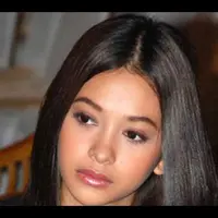 Suami Poppy Bunga diberitakan menjadi supir taksi, hal itu dilakukan hanya sebagai sampingan sekaligus sarana membuka peluang bisnis baru.