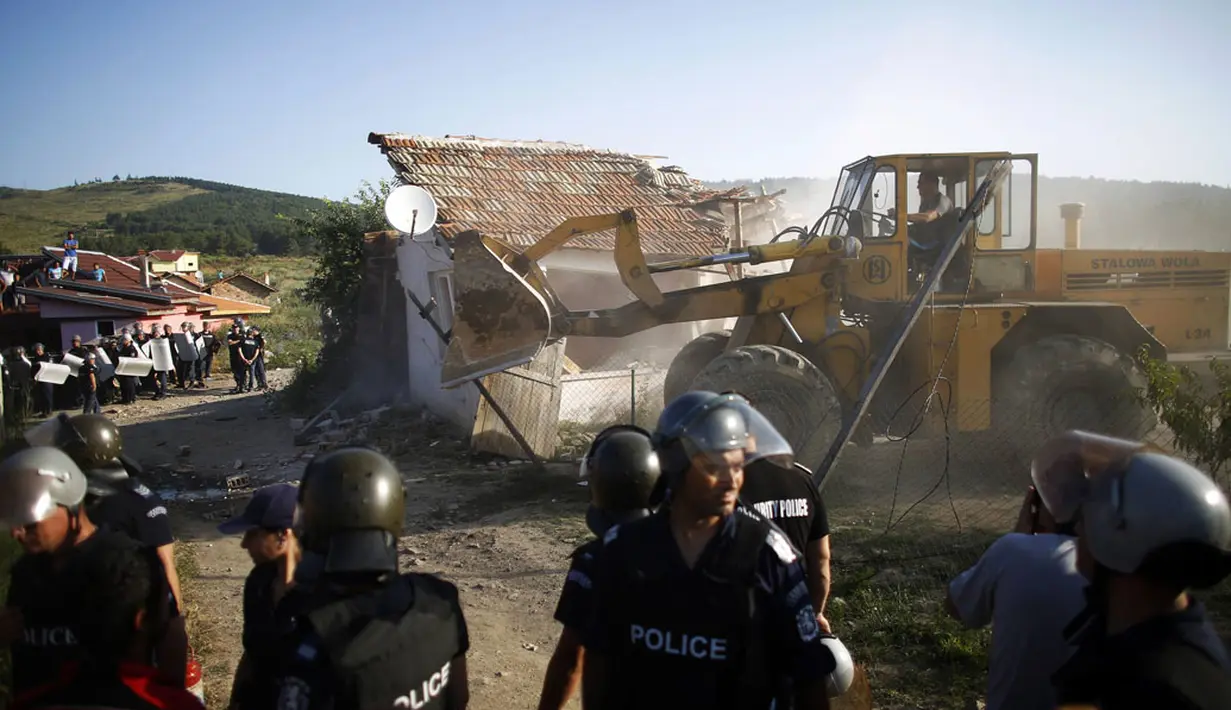 Aparat Kepolisian Bulgaria berjaga di lokasi penggusuran rumah di pinggiran kota Roma, Stara Zagora, (21/7/2014). (REUTERS/Stoyan Nenov)