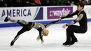 Pasangan atlet ice skating USA,, Alexa Scimeca Knierim dan Chris Knierim menunjukkan gerakan saat bersaing dalam kategori Pairs Short Program pada ISU Grand Prix of Figure Skating Skate America di Washington, Jumat (19/10). (AP Photo/Ted S. Warren)