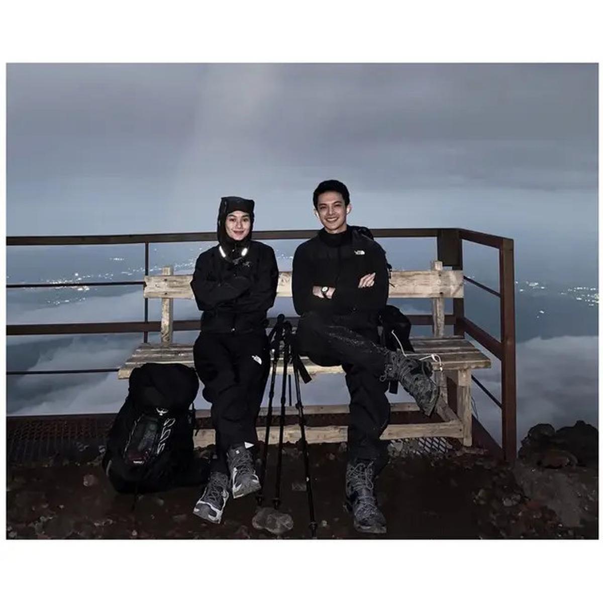 6 Potret Rey Mbayang dan Dinda Hauw Hiking ke Gunung Fuji, Rayakan Anniversary ke-5