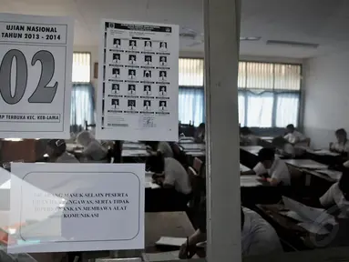 Para siswa mengikuti pelaksanaan Ujian Nasional SMP Sederajat di SMP Terbuka 48, Jakarta, Senin (5/5/14). (Liputan6.com/Johan Tallo)