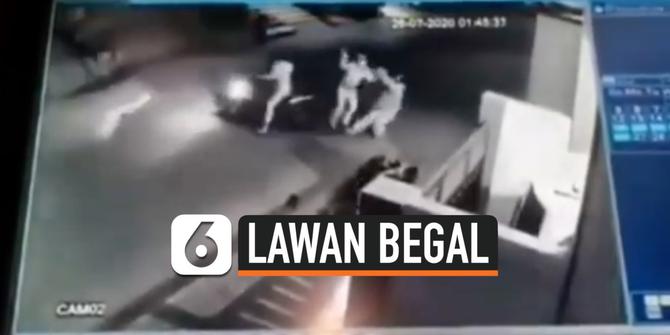 VIDEO: Terekam CCTV, Emak-Emak Lawan Pelaku Begal Bercelurit di Bekasi