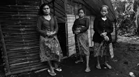 Tiga perempuan Suku Baduy Luar pose di depan rumah bekas kebakaran Kampung Cisaban II, Desa Kanekes, Banten, Kamis (01/6). Kebakaran pada pekan lalu yang menghanguskan 83 rumah Suku Baduy Luar. (Liputan6.com/Fery Pradolo)