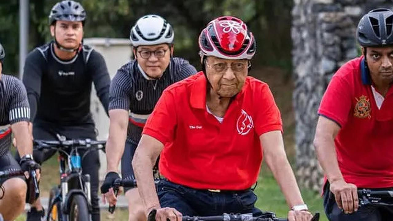 Usai Rayakan Ulang Tahun ke-100, Mantan PM Malaysia Mahathir Mohamad Dirawat di Rumah Sakit