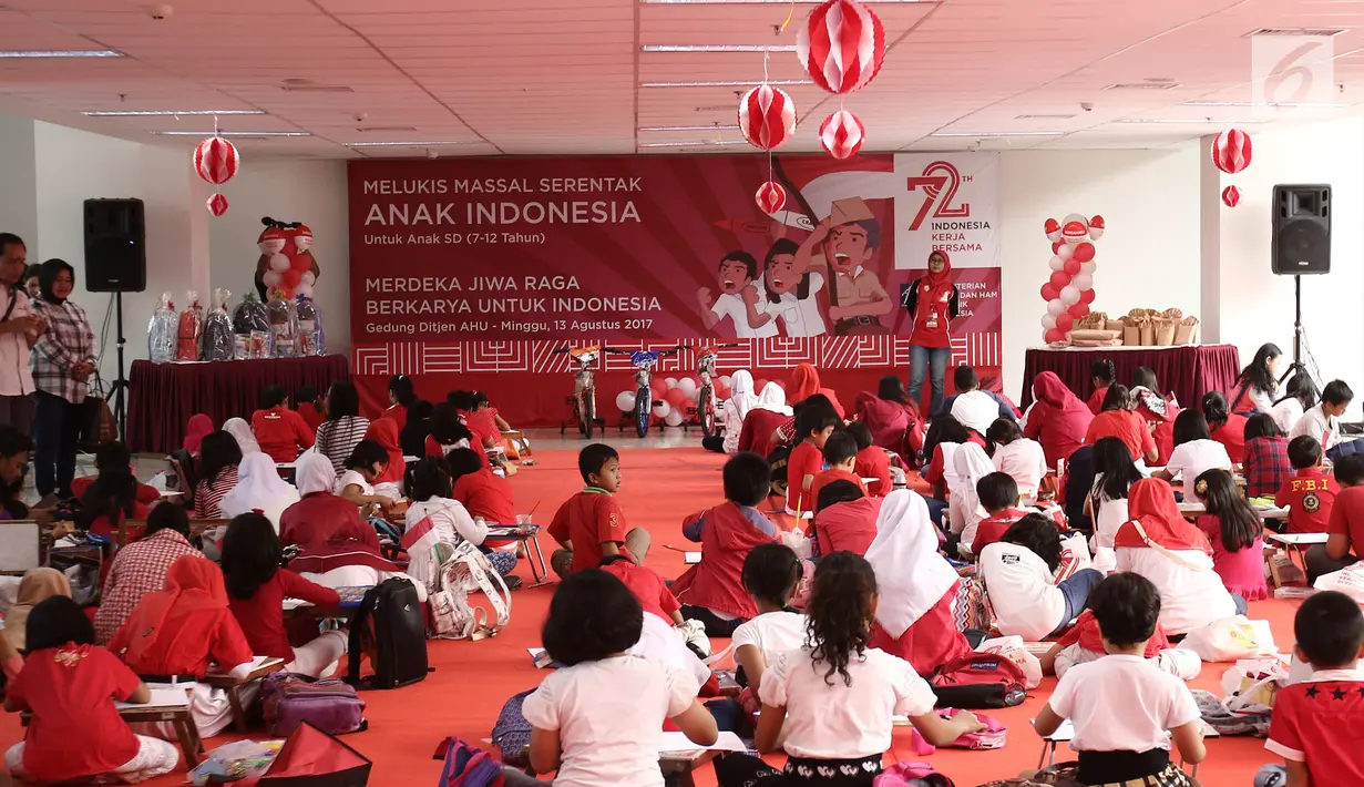 Antusias para peserta mengikuti acara lomba melukis massal di kantor Kemenkumham, Jakarta, Minggu (13/8). Kegiatan lomba melukis ini mengangkat tema "Merdeka Jiwa Raga Berkarya untuk Indonesia." (Liputan6.com/Herman Zakharia)
