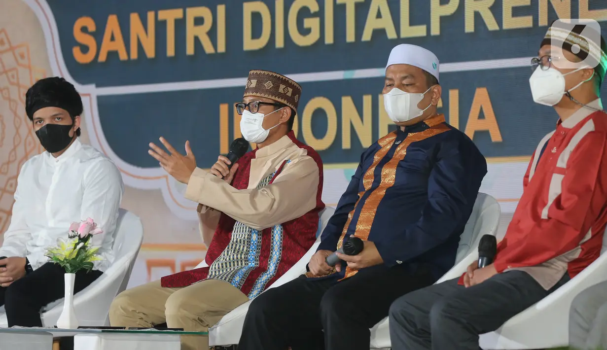 Menteri Parekraf Sandiaga Uno (kedua kiri), YouTuber Atta Halilintar, Direktur Aplikasi Permainan Televisi dan Radio Kemenparekraf Syaifullah, dan Expro Riko The Series Yuda Wirafianto pada Silaturahmi dan Apresiasi Santri Digitalpreneur di Pondok Pesantren Darunnajah. (Liputan6.com/Fery Pradolo)