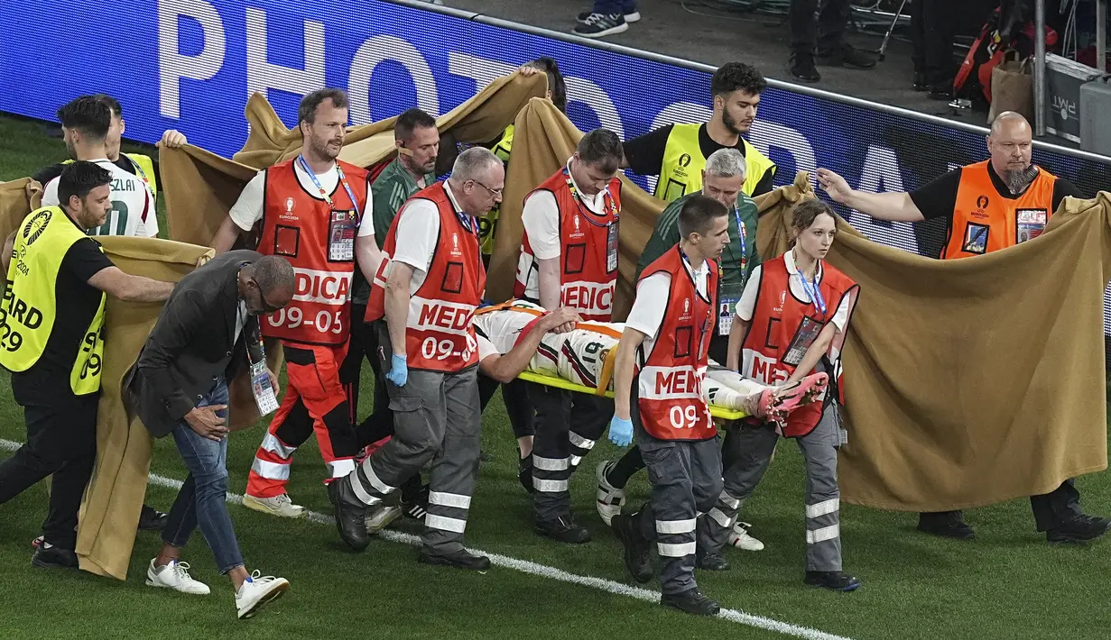Barnabas Varga dibawa keluar dari lapangan dengan tandu setelah mendapat perawatan oleh petugas medis saat tidak sadarkan diri. (AP Photo/Ariel Schalit)