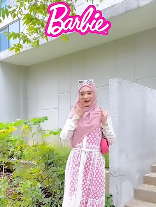 Untuk gaya yang lebih feminin, Inara memadukan dress polkadot transparan dengan inner fuschia. Penampilannya makin gemas dengan tas dan heels warna senada. [Instagram/inararusli].
