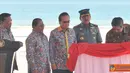 Citizen6, Maluku Utara: Presiden SBY menandatangani monumen Trikora pada Puncak Sail Morotai 2012 di dampingi Panglima TNI MKP Sharif C Sutardjo, Gubernur Malut dan Menko Kesra Agung Laksono. (Pengirim: Efrimal Bahri).