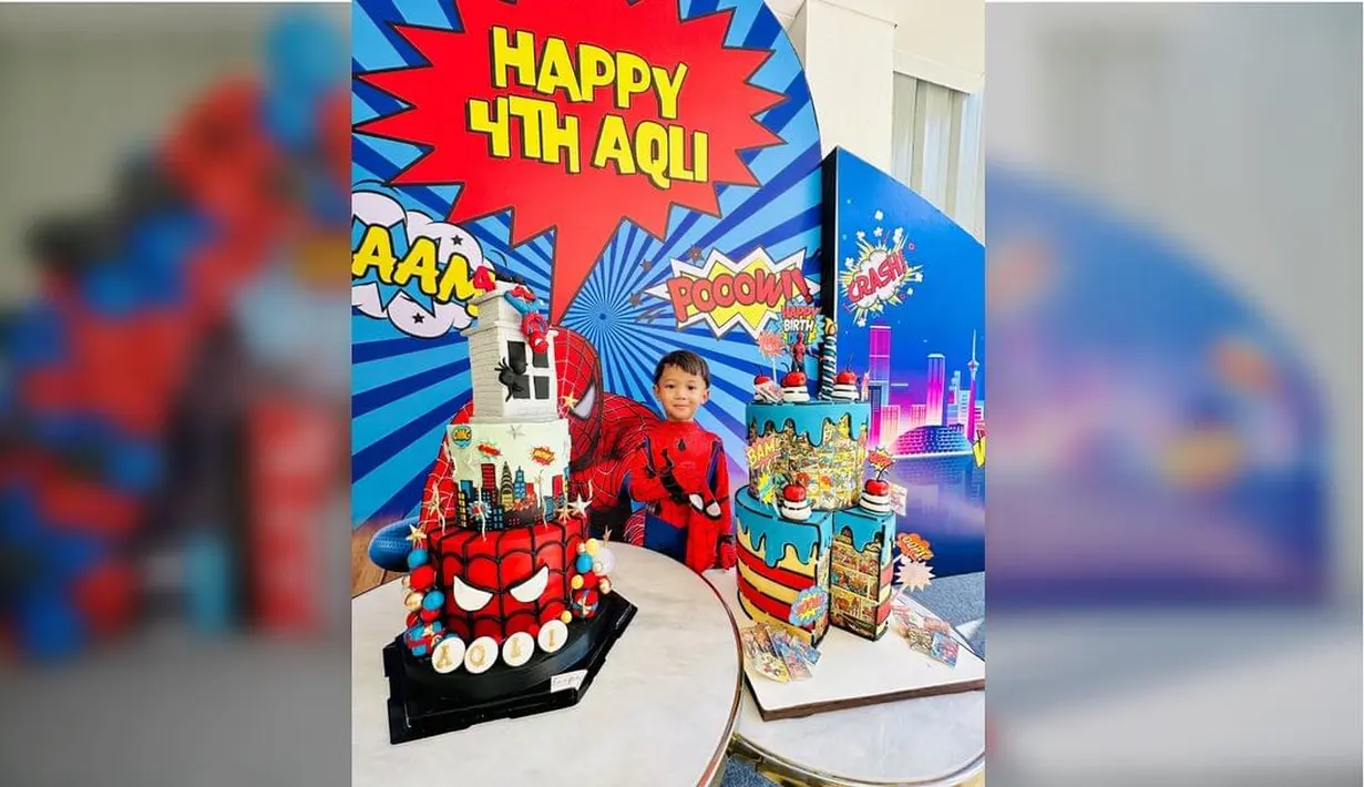Begitu pun Aqli, ia juga tampak memakai kostum spiderman lengkap dengan topengnya. [@mrsayudewi]