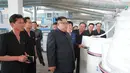Pemimpin Korea Utara, Kim Jong-un mengecek pabrik tekstil di Sinuiju, Korea Utara (2/7). (AFP Photo/KCNA Via KNS)
