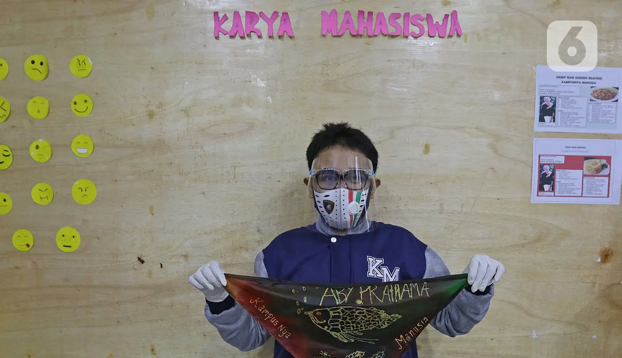 Mahasiswa inklusif atau berkebutuhan khusus Aby menunjukkan hasil karya membatik seusai melakukan kegiatan membatik di lembaga pendidikan dan keterampilan "Kampusnya Manusia" kawasan Jatisampurna, Bekasi, Jawa Barat, Kamis (13/8/2020). (Liputan6.com/Herman Zakharia)
