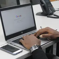 Menggunakan internet/unsplash @dadaben_