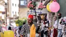 Seorang pedagang kaki lima jus segar Palestina memanggil pelanggan di sebuah pasar di kota tua Betlehem di Tepi Barat yang diduduki (14/9/2021).  Ekonomi Palestina diperkirakan akan tumbuh empat persen pada tahun 2021 setelah terpukul pada tahun 2020 akibat pandemi COVID-19. (AFP/Emmanuel Dunand)