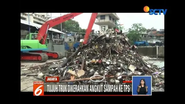 Sembilan unit truk dikerahkan untuk mengangkut tumpukan sampah yang menggung di TPS Muara Baru, Penjaringan, Jakrta Utara.