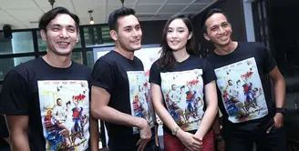 Para pemain film 'Negeri Van Oranje', Abimana Aryasatya, Arifin Putra, Tatjana Saphira, dan Ge Pamungkas saat peluncuran poster film di Kuningan, Jakarta Selatan, Jumat (7/8/2015). (Galih W. Satria/Bintang.com)