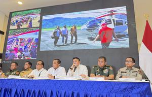 Seskab Teddy Indra Wijaya mengungkapkan Presiden Prabowo Subianto mengirimkan helikopter pribadi miliknya untuk Gubernur Aceh Muzakir Manaf saat bencana banjir dan longsor terjadi. (Liputan6.com/Lizsa Egeham)