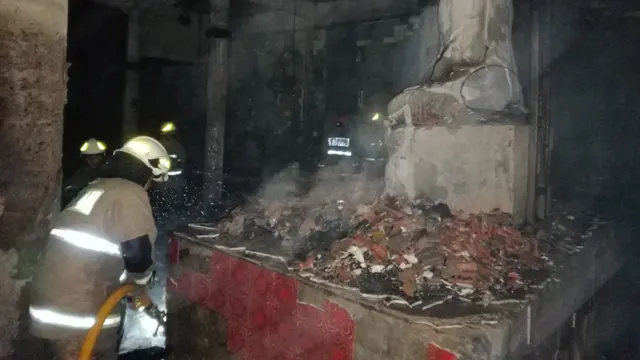 Kebakaran melanda wihara kawasan Cilincing, Jakarta Utara, Senin dini hari (9/6/2025).