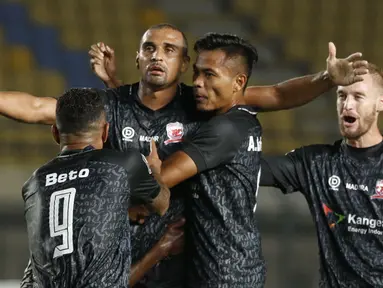 Selebrasi pemain Madura United Bruno Da Silva Lopes usai berhasil membobol gawang Persela Lamongan dalam pertandingan babak penyisihan Grup C Piala Menpora 2021 di Stadion Si Jalak Harupat, Bandung, Kamis (1/4/2021). Pertandingan berakhir dengan skor 1-1. (Bola.com/Ikhwan Yanuar)