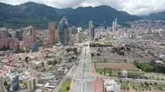 Pemandangan udara jalan-jalan yang hampir kosong di Bogota, Sabtu (10/4/2021). Kota-kota besar Kolombia memulai akhir pekan pertama lockdown ketat untuk mengurangi penyebaran gelombang ketiga COVID-19 setelah beberapa hari kasus infeksi lebih dari 10.000 setiap harinya. (DANIEL MUNOZ / AFP)