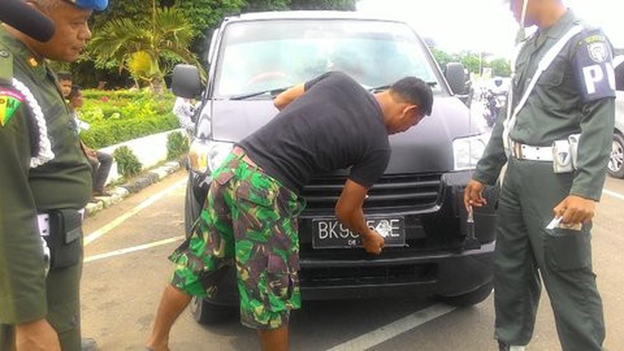 Gaya-gayaan dengan atribut TNI, mobil pikap dirazia POM