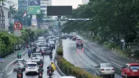 Kendaraan melintas di Jalan Rasuna Said, Kuningan, Jakarta, Jumat (6/1). Pemprov DKI akan merevisi Pergub Pengendalian Lalu Lintas dengan Jalan Berbayar Elektronik atau Electronic Road Pricing (ERP). (Liputan6.com/Yoppy Renato)