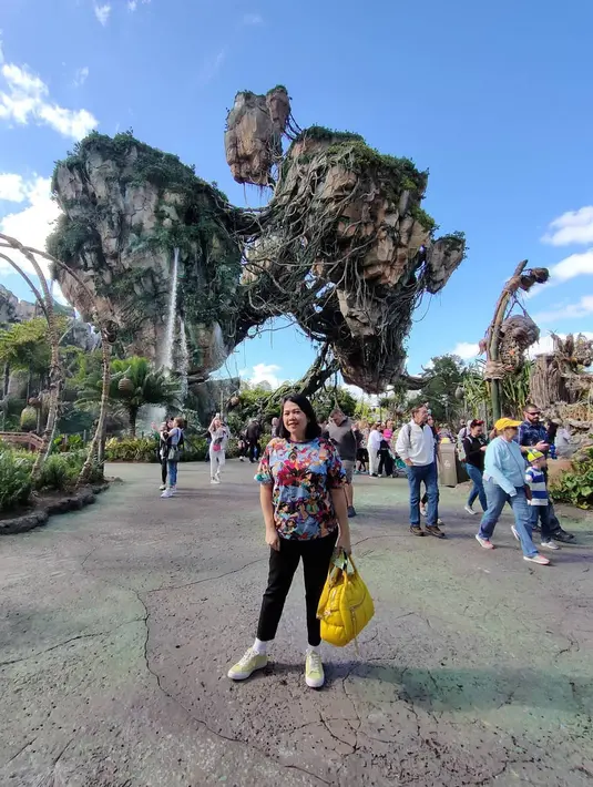 Gaya santainya terlihat dari kegemarannya memakai sneakers di segala kesempatan. (Foto: Dinda Kamil/ Instagram)