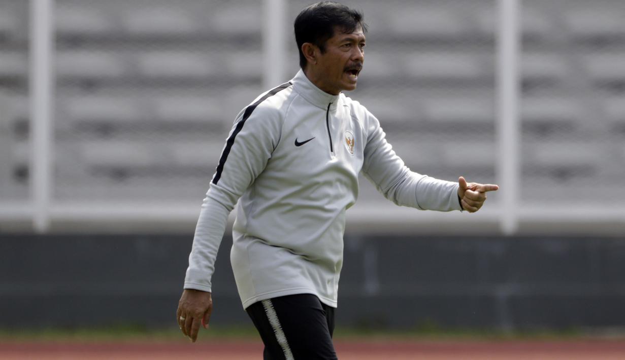Pelatih Timnas Indonesia U-22, Indra Sjafri, memberikan instruksi saat latihan di Lapangan ABC Senayan, Jakarta, Selasa (8/1). Latihan ini merupakan persiapan jelang Piala AFF U-22. (Bola.com/Vitalis Yogi Trisna)