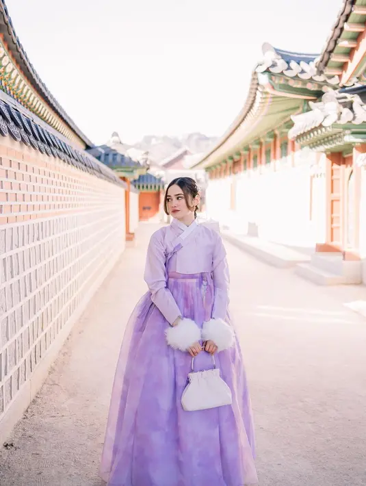 Cantiknya Syifa Hadju tampil dalam balutan hanbok ungu. [Foto: Instagram/syifahadju]