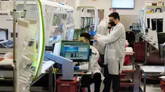 Ilmuwan laboratorium medis mengawasi tes PCR COVID-19 di Sonora Quest Laboratory, Phoenix, Selasa (11/1/2022). Sebagai lab pengujian diagnostik terbesar di Arizona, Sonora Quest menjalani hampir 30.000 tes PCR COVID-19 pada 4 Januari, terbanyak sejak pandemi dimulai. (AP Photo/Ross D. Franklin)