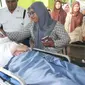 Wali kelas menyambut ketika Lastri tiba di sekolah untuk mengikuti UNBK. (KRJogja.com/Sukro Riyadi)