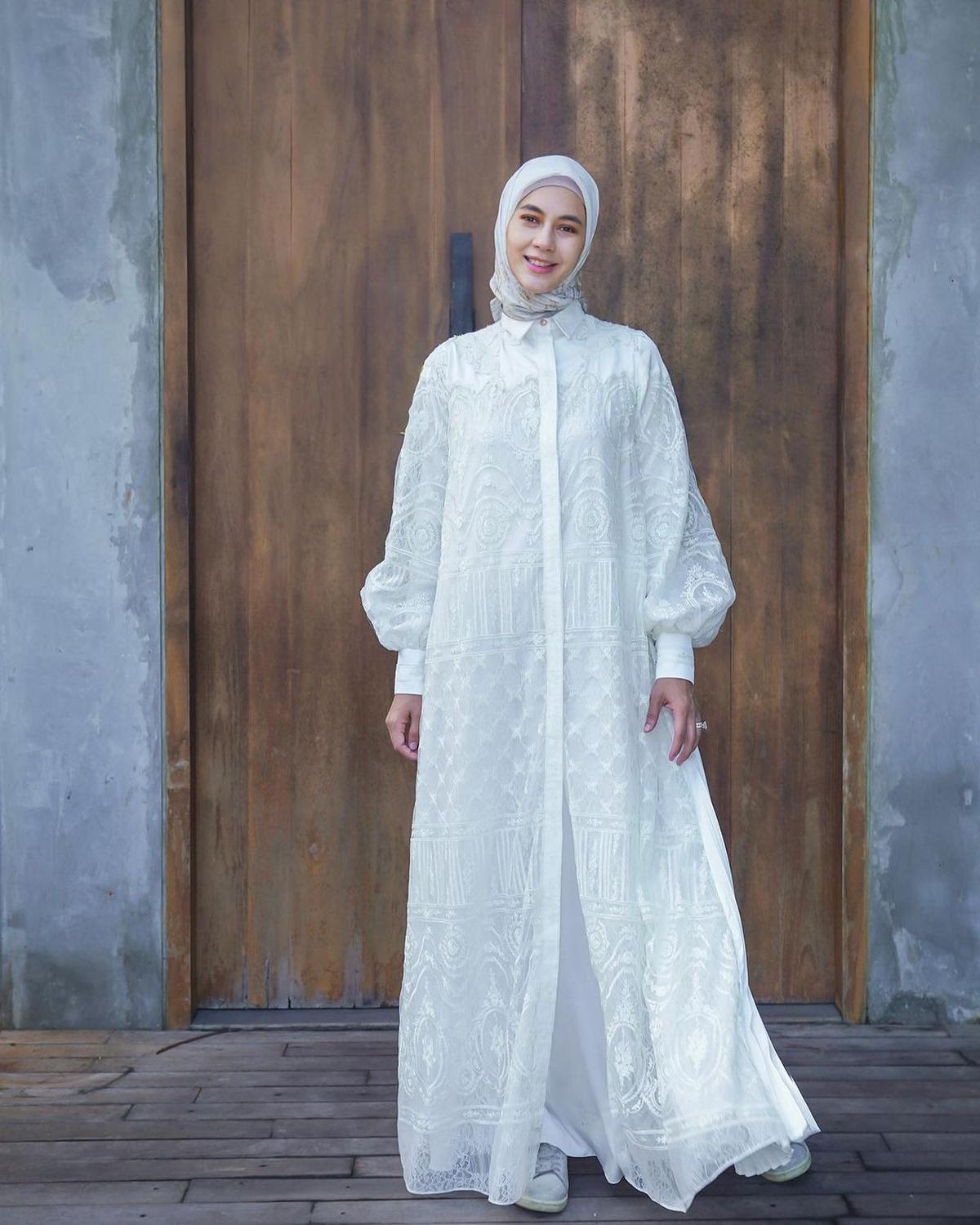 Inspirasi Gamis Elegan untuk Lebaran 2025 dari Deretan Artis Indonesia