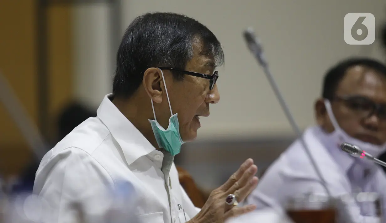 Menteri Hukum dan HAM Yasonna Laoly menyampaikan penjelasan kepada Komisi III DPR saat rapat kerja di Kompleks Parlemen, Jakarta, Senin (22/6/2020). Rapat membahas evaluasi pelaksanaan reformasi birokrasi dan pola manajemen pegawai di lingkungan Kementerian Hukum dan HAM. (Liputan6.com/Johan Tallo)