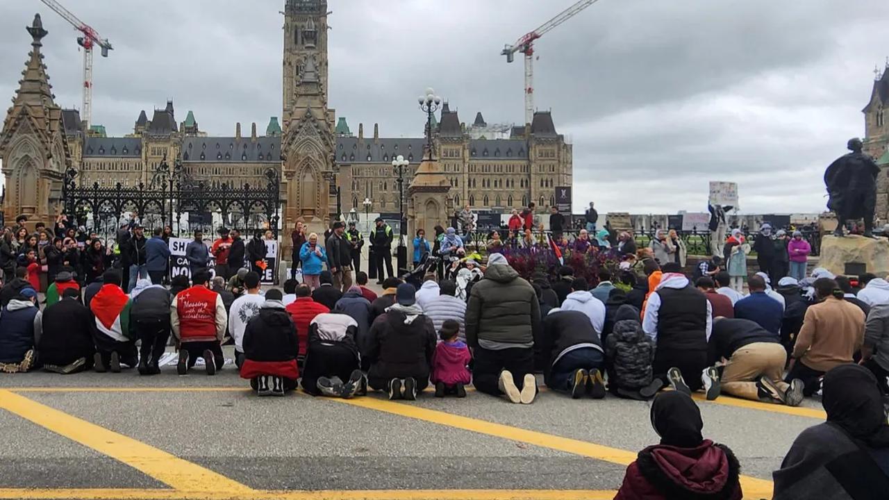Massa umat Islam Ottawa di Kanada, New York di Amerika Serikat hingga Sao Paulo di Brasil menggelar salat berjemaah di tengah jalan raya.<br>