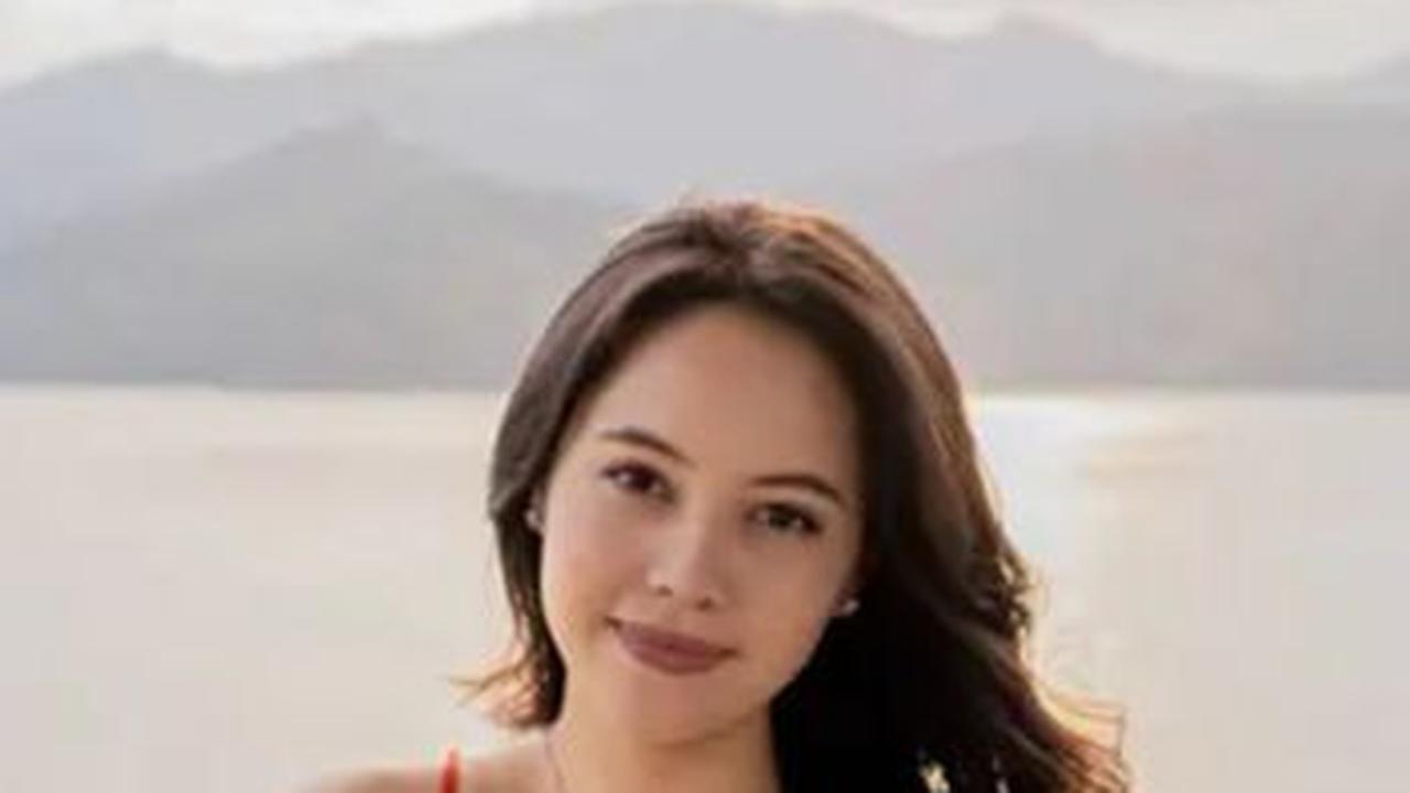 <a class="editorlink " href="https://www.merdeka.com/jatim/7-fakta-sosok-anggika-bolsterli-pemeran-shafira-di-sinetron-di-antara-dua-cinta-keturunan-swiss-34310-mvk.html?screen=7" rel="follow" target="_self">Anggika Bolsterli</a> adalah nama yang mulai di