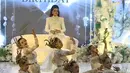 Tampak Ala Alatas yang tampil glamor kenakan dress bersiluet duyung warna putih yang juga selaras dengan dekorasi ulang tahunnya. [@reddot.livestream].