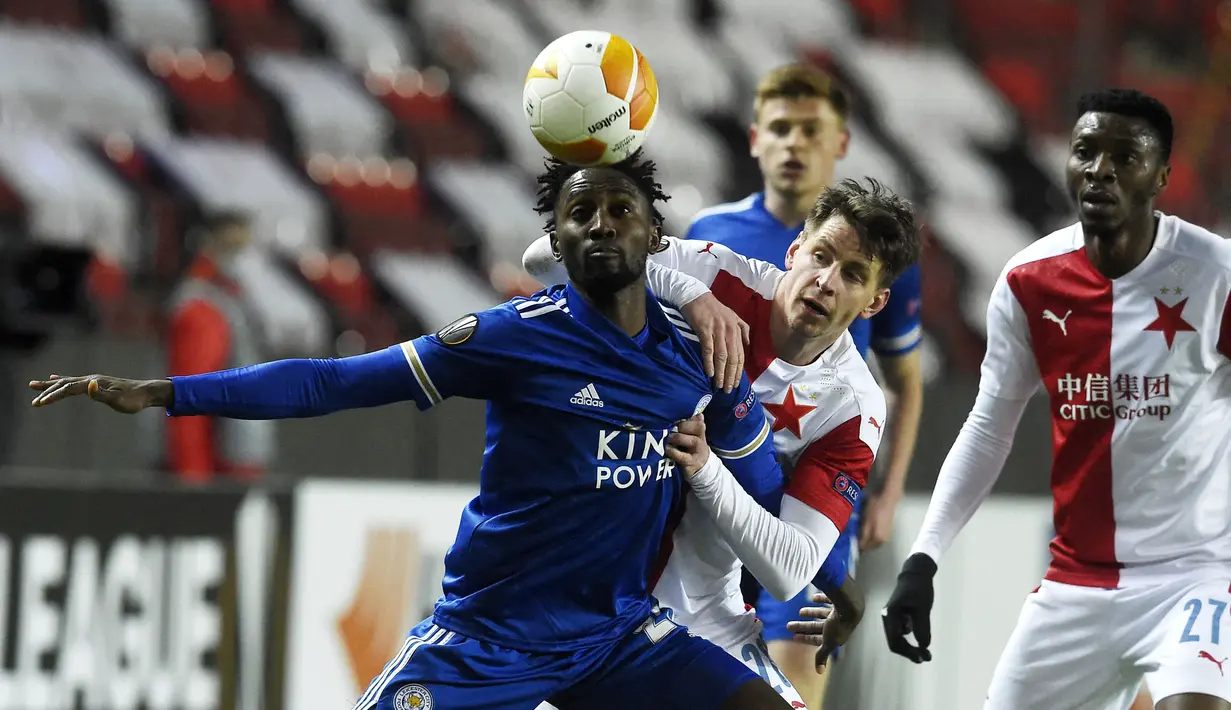 Wilfred Ndidi - Pemain berusia 24 tahun ini merupakan jendral lapangan tengah Leicester City asuhan Brendan Rodgers. Gelandang bertahan yang disebut sejajar dengan Kante dan Fabinho itu ternyata mendapat bayaran 75 ribu Pounds perpekan. (AFP/ Michal Cizek)