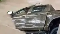 Mobil Pengawal Bupati Kupang Terseret Arus Banjir di Kali Siumate