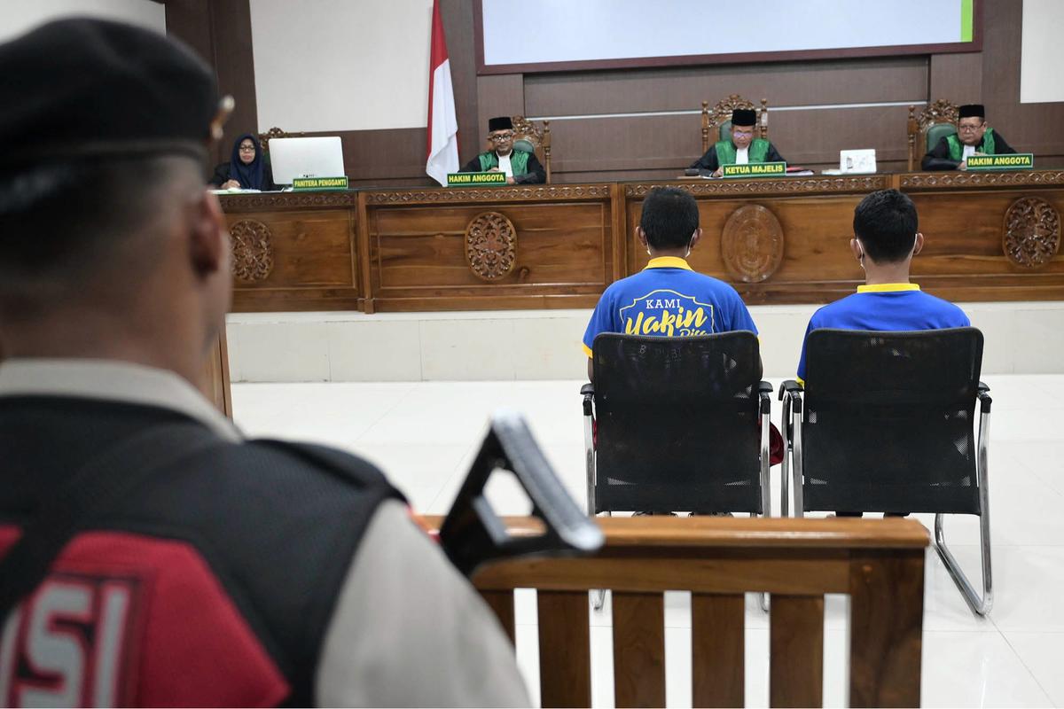 FOTO: Terbukti Lakukan Hubungan Sesama Jenis, Dua Pria di Banda Aceh Divonis 80 Kali Cambuk