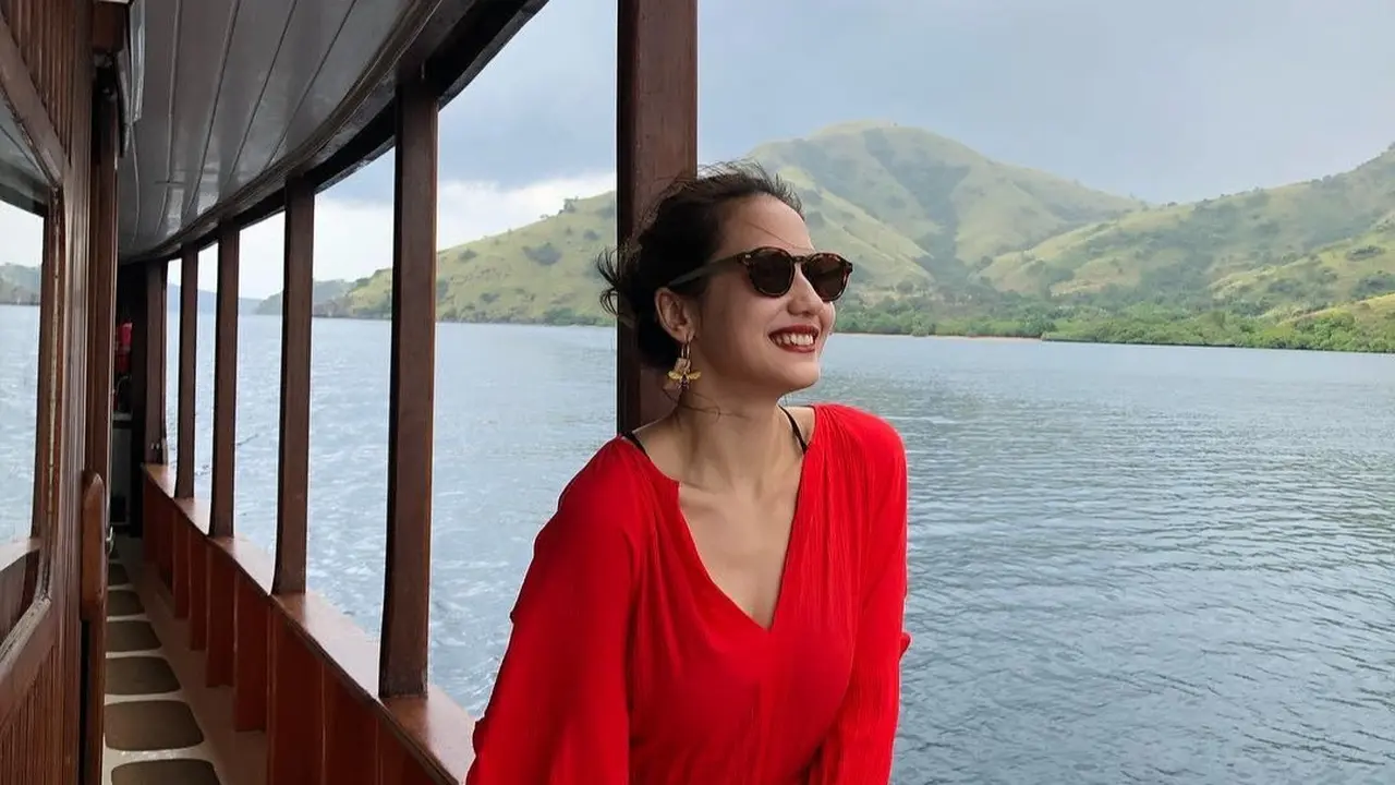 Inspirasi Outfit Pevita Pearce saat Nikmati Keindahan Laut