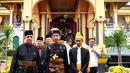 Presiden Joko Widodo bersama Sultan Deli, Tuanku Mahmud Lamantjiji Perkasa Alam usai prosesi penganugerahan gelar Tuanku Sri Indera Utama Junjungan Negeri dari Kesultanan Deli di Istana Maimoon, Minggu (6/10). (Liputan6.com/HO/Biropers)