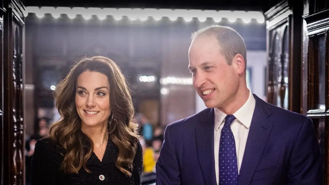 Tampilan Kate Middleton saat berkunjung ke teater.