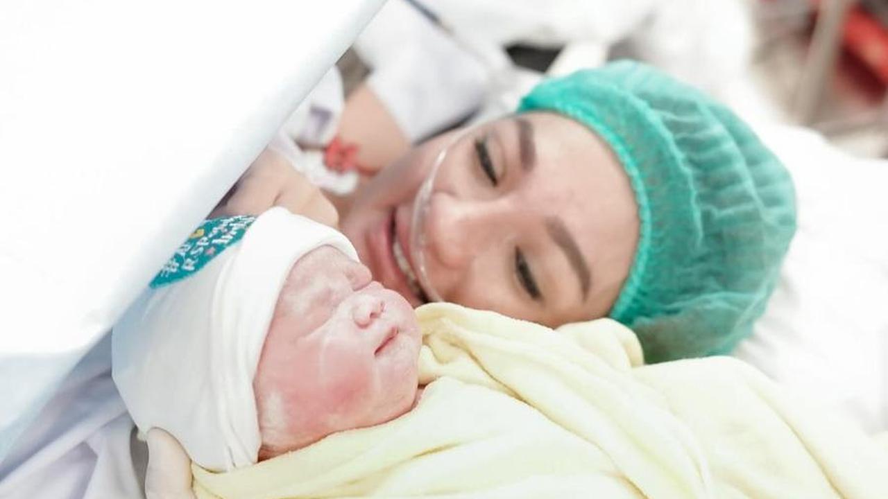 Momen Persalinan Tengku Dewi Putri