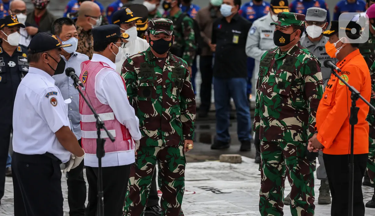 Panglima TNI Marsekal Hadi Tjahjanto, Menhub Budi Karya Sumadi dan Kepala KNKT Soerjanto Thahjono bersiap memberikan keterangan musibah jatuhnya pesawat Sriwijaya Air  SJ 182 di JICT Tanjung Priok, Jakarta Utara, Selasa (12/1/2020). (Liputan6.com/Johan Tallo)