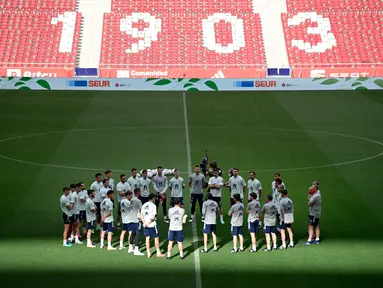 Para pemain Spanyol mendengarkan pelatih Spanyol Luis Enrique selama sesi latihan di stadion Wanda Metropolitano di Madrid (3/6/2021). Spanyol akan menghadapi Portugal dalam pertandingan persahabatan internasional pada Sabtu (5/6/2021). (AFP Photo/Javier Soriano)