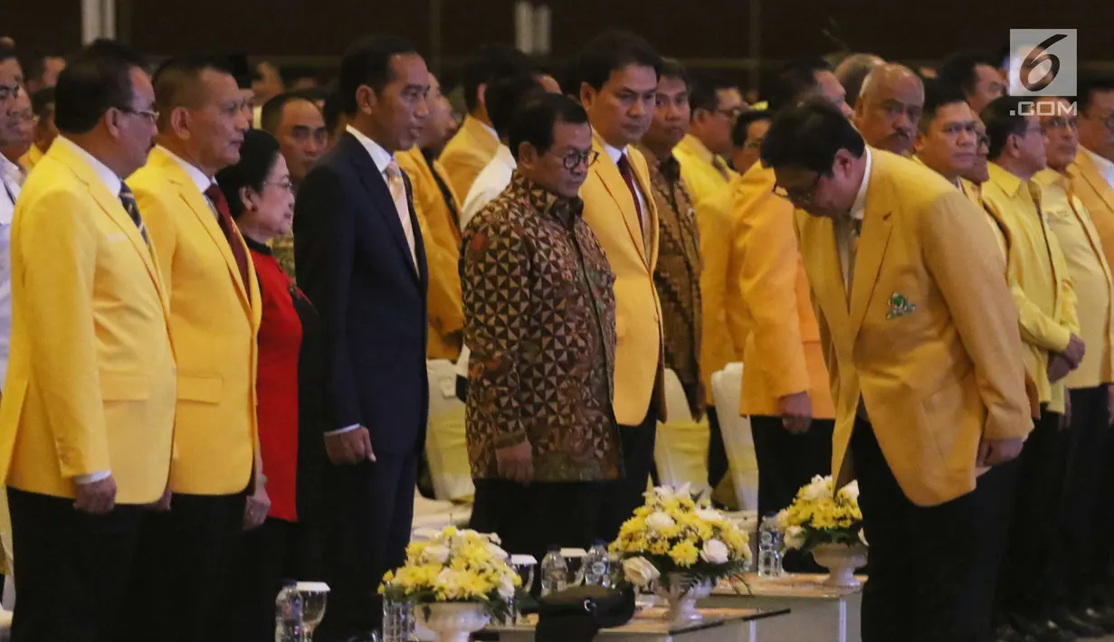 Ketua Umum Golkar, Airlangga Hartarto memberikan salam kepada Presiden Joko Widodo (Jokowi) dan Ketua Umum PDIP Megawati Soekarnoputri saat perayaan HUT ke-54 Partai Golongan Karya (Golkar) di Jakarta, Minggu (21/10). (Liputan6.com/Angga Yuniar)
