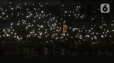 Suasana mati lampu saat pertandingan persahabat antara Persija Jakarta melawan Ratchabury FC di stadion Patriot Candrabhaga, Bekasi, Jawa Barat, Minggu (25/6/2023). (Liputan6.com/Herman Zakharia)